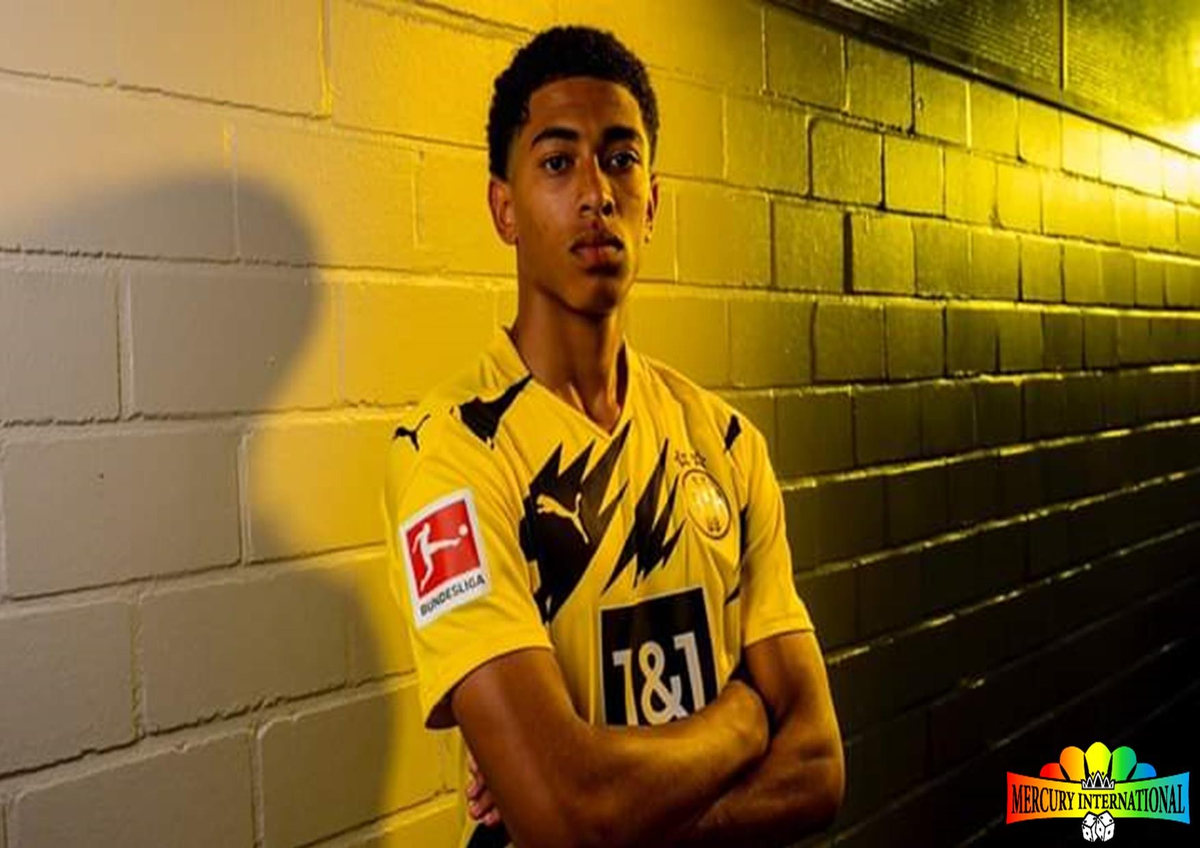 betatmercurysl's tweet photo. DEAL DONE: Borussia Dortmund have signed Jude Bellingham from Birmingham City for around €25m. The 17-year old Englishman has joined on a long-term contract & will earn around €3m-a-year.
#MercuryInternationalFootballTransferNews
#StayInControlResponsibleGaming https://t.co/MNVZeNI6vp