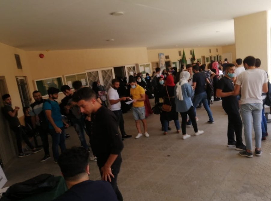 BreakingHeadlinesOfToday:
-الإجراءات الوقائية واصلة للركب!
-ما كنت عارفة في نقص بالمراقبة!
-"الحمدلله ما في لهلق حالة موت بالامتحانات"!(عميد لكلية بتصريح له للLBC)#العميد_جاب_العيد
يعني باختصار اهم شي  المستوى حتى على حساب صحتي!
#تسقط_ادارة_الجامعة_اللبنانية #امتحانات_الموت