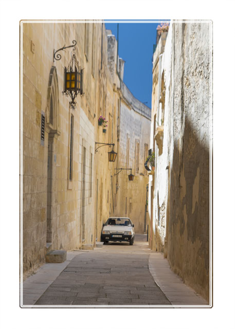 photos_dsmith's tweet photo. A lone car, probably owned by a #resident #parked #ironically in the #carless #city of #Mdina #Malta #comedyvalue #irony #streetphotography #locallives #localpeople #cityliving #photooftheday #ThePhotoHour, see more at https://t.co/VilcfnO0ps https://t.co/agubzwA0Ax
