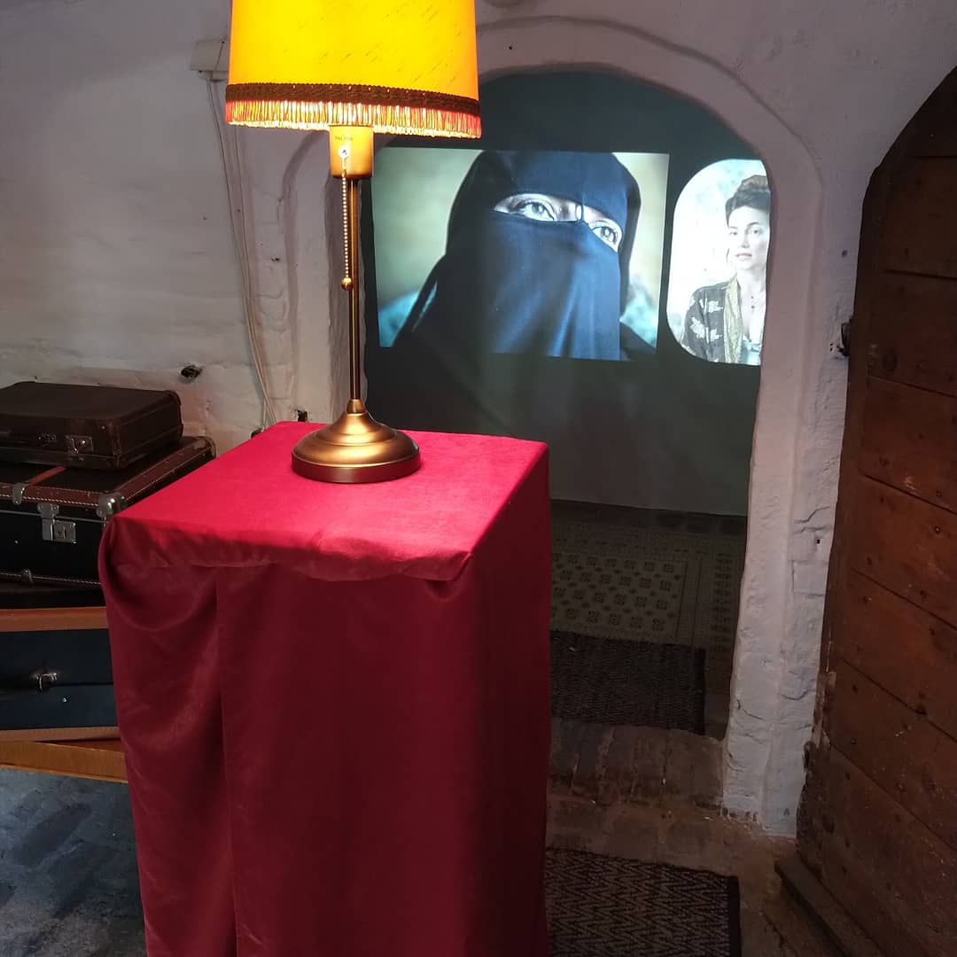 TeuvoVRiikonen's tweet photo. #hiddenfreedom #kätkettyvapaus #valokuvanäyttely2020 #kuopio #WB-valokuvakeskus #museum #gertrudebell #meerikoutaniemi Huikea vastakkain asettelu kahdelta vuosisadalta avaten Lähi-idän ja Aasian #kulttuurit ja vangiten katsojan #arslongavitabrevis https://t.co/Z6swiJKRQR