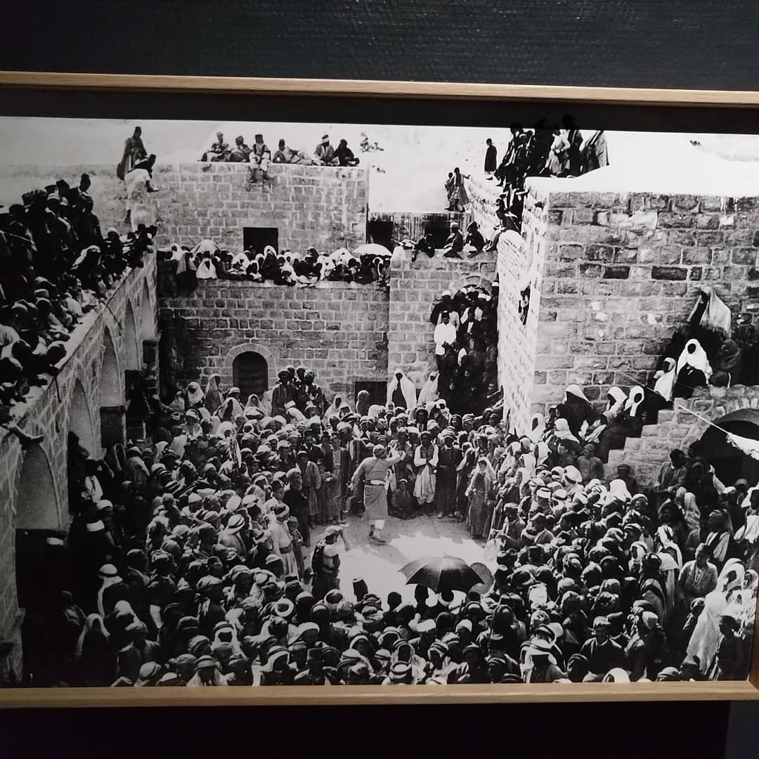 TeuvoVRiikonen's tweet photo. #hiddenfreedom #kätkettyvapaus #valokuvanäyttely2020 #kuopio #WB-valokuvakeskus #museum #gertrudebell #meerikoutaniemi Huikea vastakkain asettelu kahdelta vuosisadalta avaten Lähi-idän ja Aasian #kulttuurit ja vangiten katsojan #arslongavitabrevis https://t.co/Z6swiJKRQR