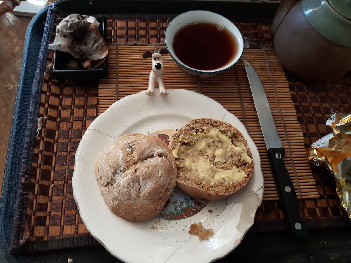 PhilippeServe06's tweet photo. Thé #Puher avec petit pain aux cereales fait maison... #teatime https://t.co/LpV3pWLVrI