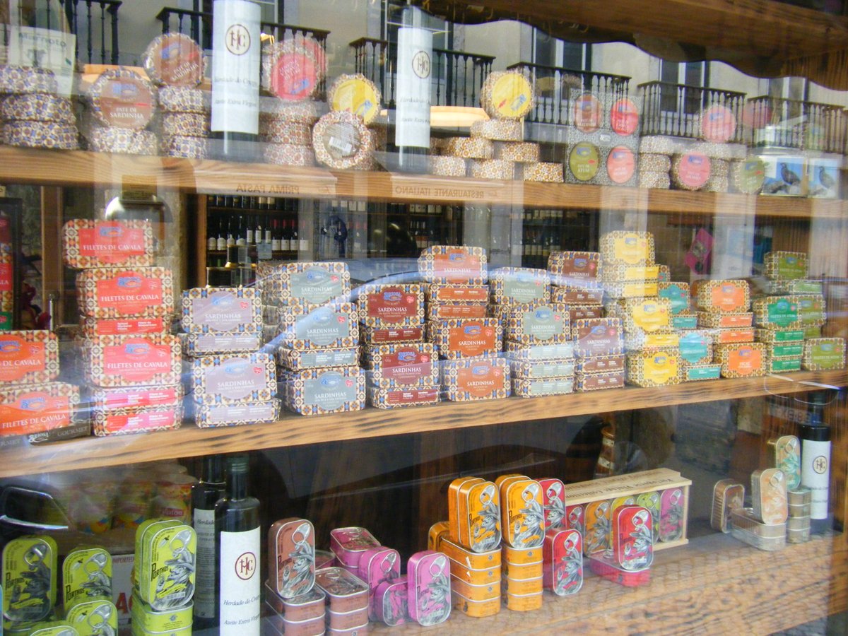 tankyudou's tweet photo. 私は個人商店好きだけど，日本では大企業・大店舗志向が強い。欧州は大店舗規制があるだけでなく，個人商店も商品の見せ方を工夫して元気がある。大政党に中小政党が対抗するなら見せ方をしっかり工夫しないといけないね。「よい商品を並べているのに売れない」なんてぼやく時間は無いよ。 https://t.co/e0msSlhAAx