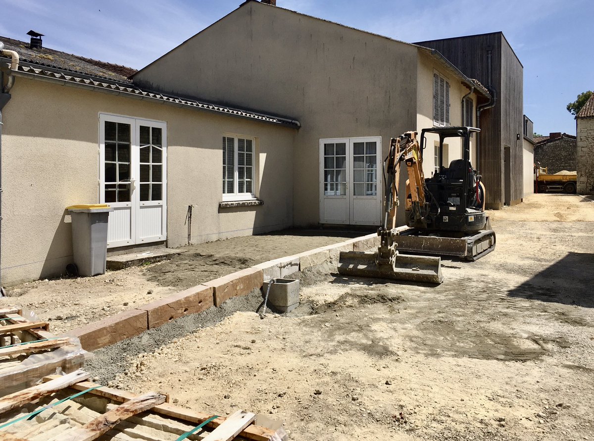 Les travaux d’aménagement et d’accessibilité du passage Maurice Delagarde sont en cours suite à l’acquisition par la commune de Monts-sur-Guesnes des derniers locaux appartenant au Diocèse