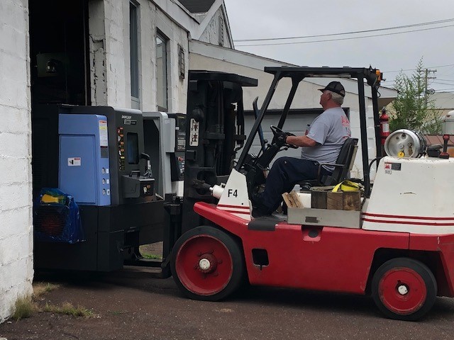 PMToolSolutions's tweet image. Out with the old and in with the new during the Dog Days of Summer... a brand new Lynx 2100M just delivered! #doosancnc #machinegreatness