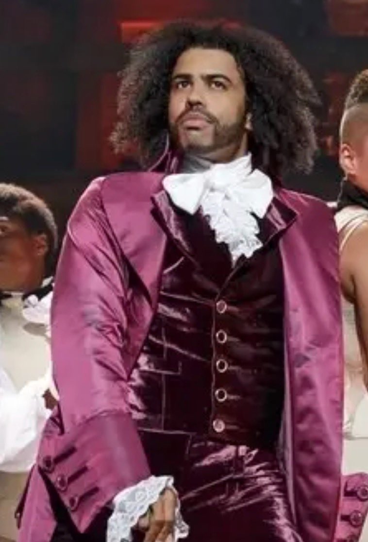 5: JeffersonHamilton is a veritable Feast of Zaddies. But only one guy elicited an “It’s happening!” from me when he entered at the top of Act 2, & that was Jefferson. What was happening, exactly? Why did I punch my friend in the arm? I couldn’t tell you, but  @DaveedDiggs did it
