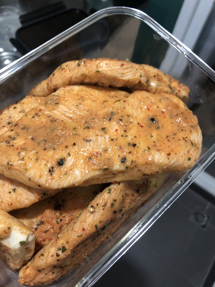 ไอ่ห่าา ช่วงลดความอ้วนกุก็ซื้ออกไก่เซเว่นกินเป็นประจำ จ่ายครั้งละ40บาทเรื่อยๆ เพื่อนบอกช้อปปี้มีให้ทุกอย่างนะ ทุกอย่างจริงๆ มีอกไก่ด้วย55555555555555555 ไอ่เหี้ยย มันคืออกไก่เซเว่นเลยอะ แบบเดียวกันเลย 11ชิ้น135บาท กุอยากจะร้อง ถูกมาก ㅜㅡㅜ แช่ฟรีซเก็บไว้เลยอะ แงแง้ คุ้มอะ