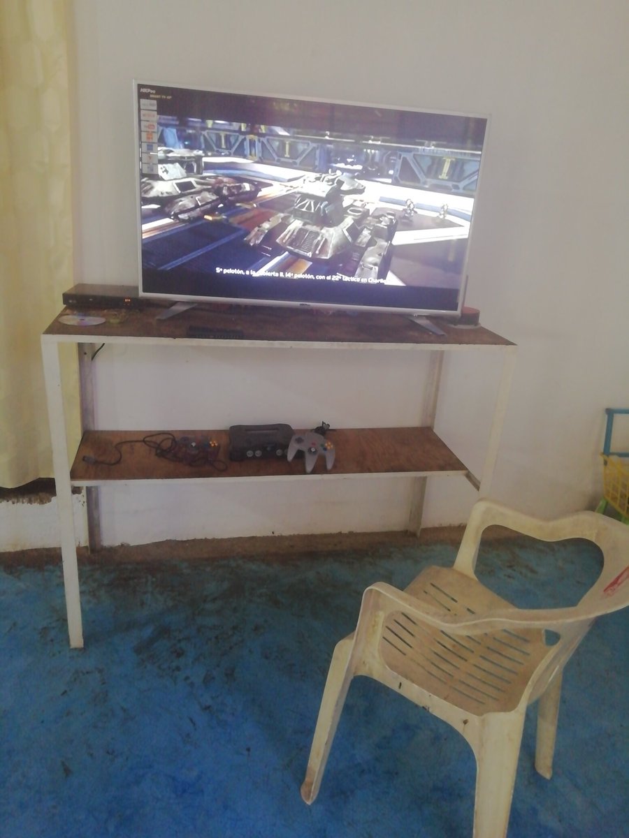 FabritzioW's tweet photo. Jaja me da risa cuando lo veo, siempre eh querido tener una buena consola, pero nunca eh podido comprarla, así que me conformo con ver tus game plays, mi sueño es un setup como el de Ary, ¡Hermoso! #JuanVeMiSetup https://t.co/v5hAnvhODZ