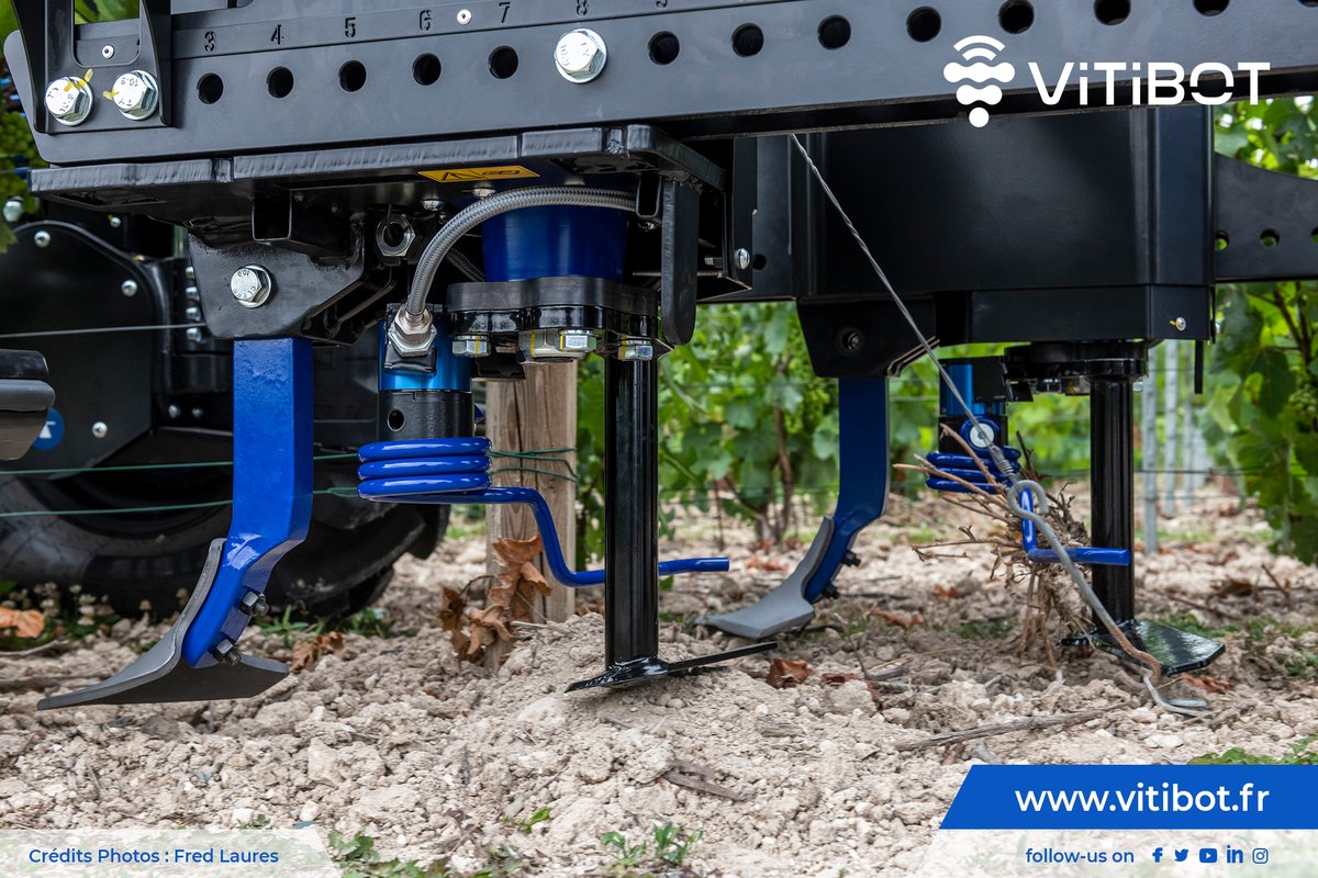 VitiBot's tweet photo. 😍💙 Ce moment où les outils neufs s'approchent du sol pour commencer leur travail avec #Bakus 💙😍
Charrues et Interceps électriques en montage sur cette image
#soilwork #travaildusol #robotique #zeroherbicides #vitibot #innovation #viticulturedurable #viticulture #robot https://t.co/V8GiNsBo2S