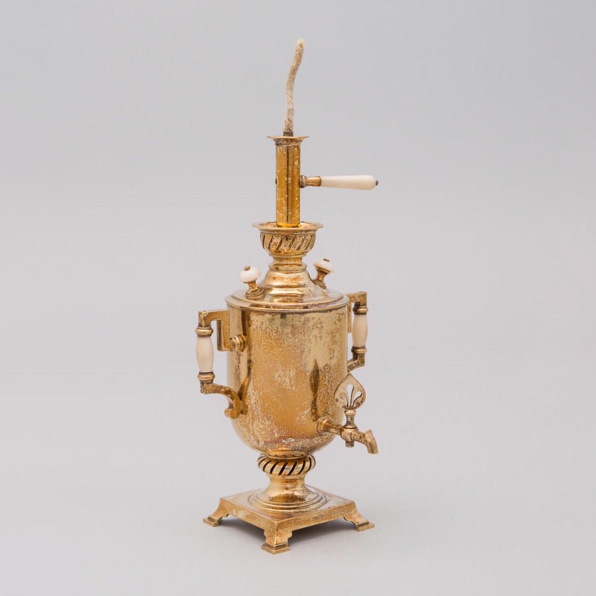 Desk lighter in the form of a miniature #samovar. Saint Petersburg, 1908-1917. House of #Fabergé, workmaster V. Soloviev 📍 Fabergé Museum, #StPetersburg, #Russia