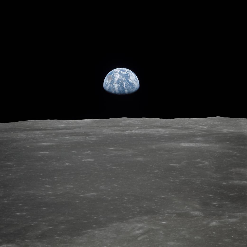 AstronomiaAr's tweet photo. En homenaje a nuestro satélite creamos la playlist “Luna Lu”. Podés escuchar acá 🎼 https://t.co/v89YoWZOnR y acompañamos con una vista de la 🌎 sobre el horizonte de la 🌕, captada por el Apolo 11. Contanos, ¿qué canciones “astronómicas” recomendás? Lunes de #AstroMusica 👇 https://t.co/qWOWMzGOPi
