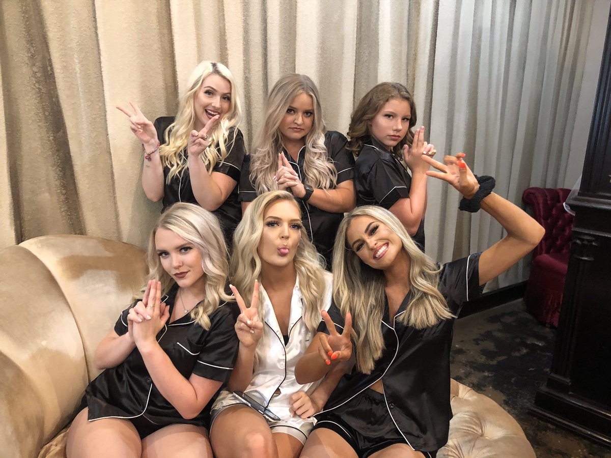 audreypike01's tweet photo. Y’all my bridesmaids were absolutely perfect❤️😭❤️ https://t.co/CH7GQWTlLN