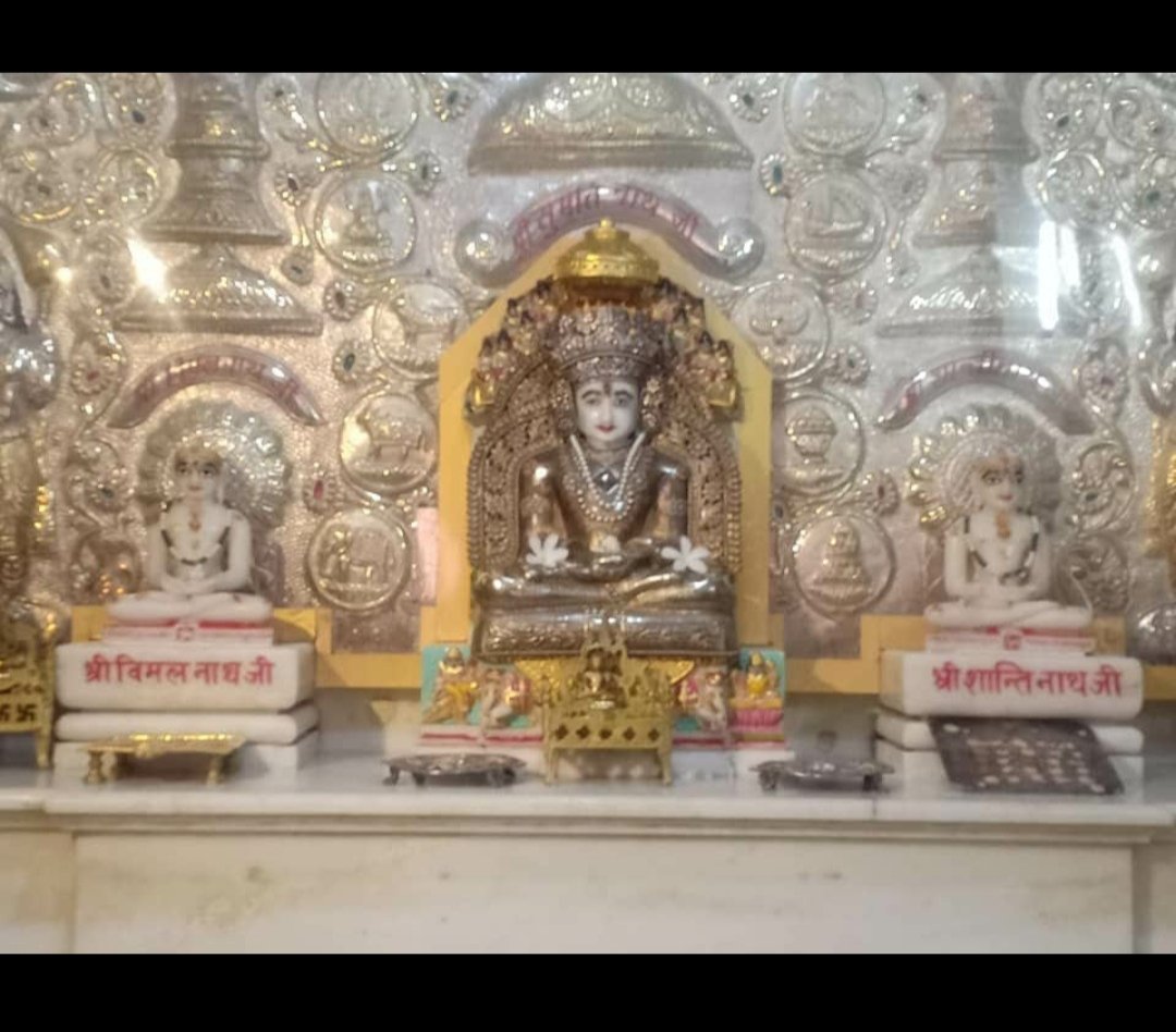 Asli_Minority's tweet photo. श्री सुमतिनाथ श्वेतांबर जैन मंदिर दादाबाड़ी , हापुड़ , उत्तरप्रदेश

यह भव्य मंदिर शहर के बीचों बीच है और सभी बंधुओ की आस्था का केंद्र है। https://t.co/V6BMvSCdWV