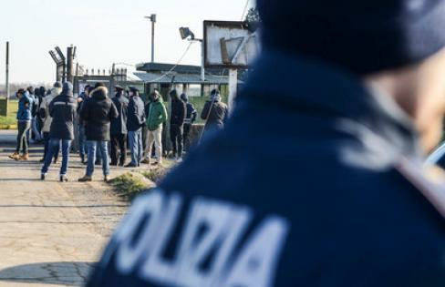 GiancarloDeRisi's tweet photo. Allarma la notizia sulla possibile #riapertura dell’ex base di #Conetta
per accogliere i #migranti arrivati
nel Veneto nelle scorse ore. Il sindaco
di Cona, #Aggio: “Ci opporremo
con tutti i mezzi alla riapertura della ex base trasformata in #lazzaretto per malati Covid" https://t.co/Esdd1cJE3G