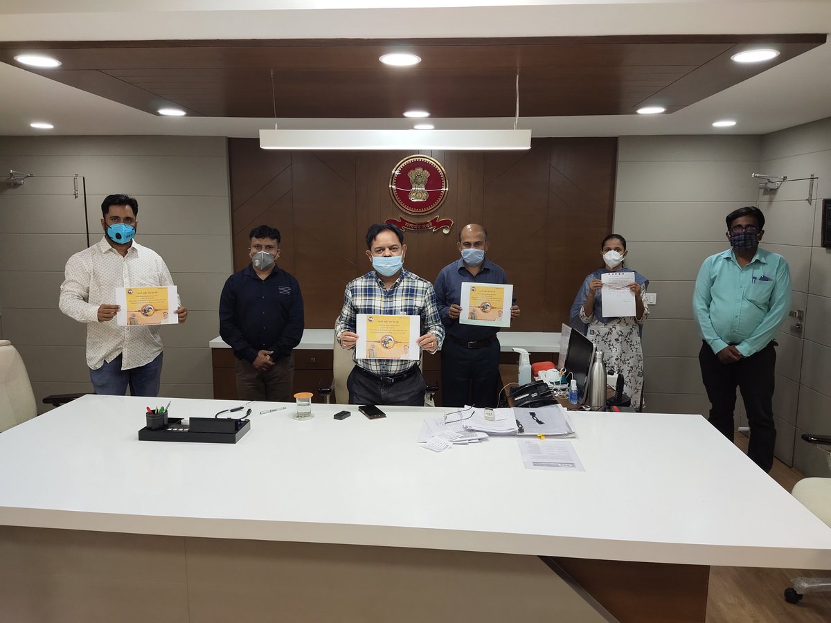 CollectorBK's tweet photo. સ્વામી વિવેકાનંદ ગુજરાત રાજ્ય યુવા બોર્ડના "पहली राखी, देश प्रेम की" કાર્યક્રમ અંતર્ગત કલેકટર કચેરીમા ફરજ બજાવતી બહેનો દ્વારા આ રક્ષાબંધનની પહેલી રાખડી દેશની સરહદની રક્ષા કરતા જવાનોને #VijaySutra રૂપે અર્પણ કરવામા આવી. @CMOGuj https://t.co/eE7urXu41w