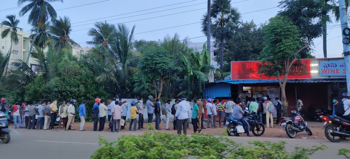 akulark's tweet photo. #CloseWineshopsinAP 

భీమిలి లో ఒక వైన్ షాప్ దగ్గర పరిస్థితి

@GVMC_OFFICIAL 

@SakhariJsp @DrSandeepJSP 

 #BreakCoronaChain https://t.co/cOZ5CTMdgF