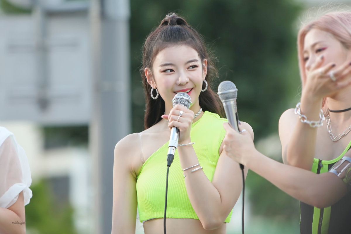 LIA_GIF's tweet photo. 190810 미니팬미팅

🔗 https://t.co/GRufOCbIgV (6P)

#리아생일은_랴일때_완벽하니까
#HoneyLiaDay 🍯
#HappyLiaDay 
#리아 #Lia https://t.co/WUq8OPSTJ0