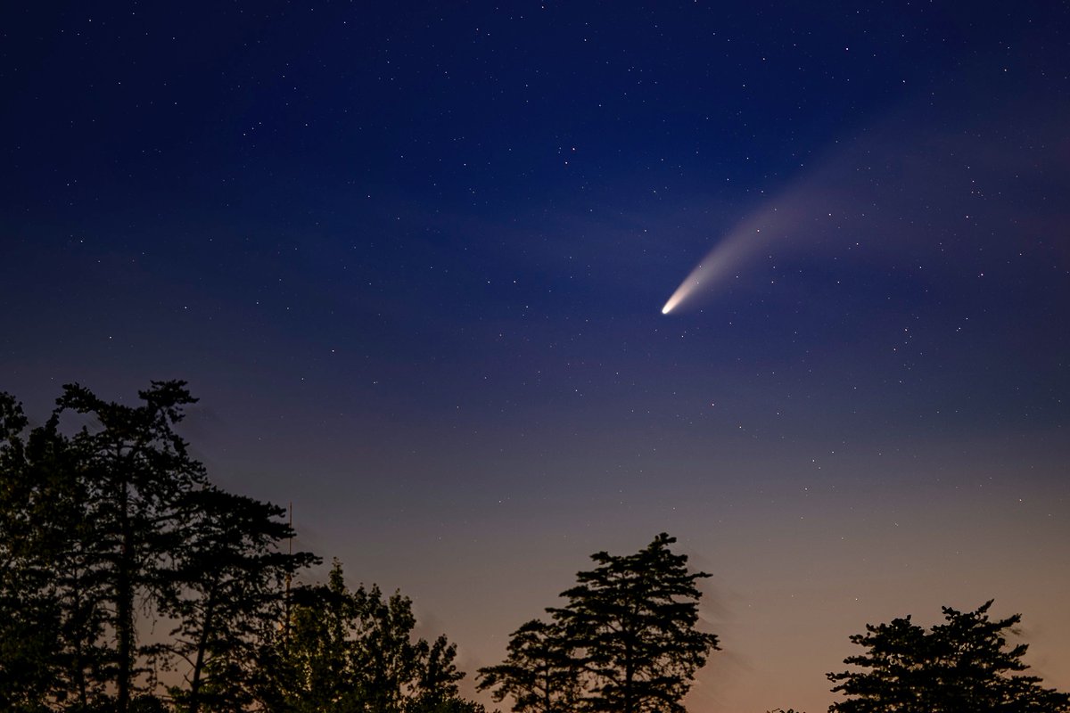MCB_Quantico's tweet photo. Have you been watching for the #NeowiseComet?
One keen photographer, Gunnery Sgt. Christopher Naff,
snapped these super photos last week, on #MCBQ.
Though the Iwo Jima Memorial Statue dominates one of the shots, the comet is visible in the bottom center. @NASA @USMC @DoDNews https://t.co/uqTwd2y8eJ