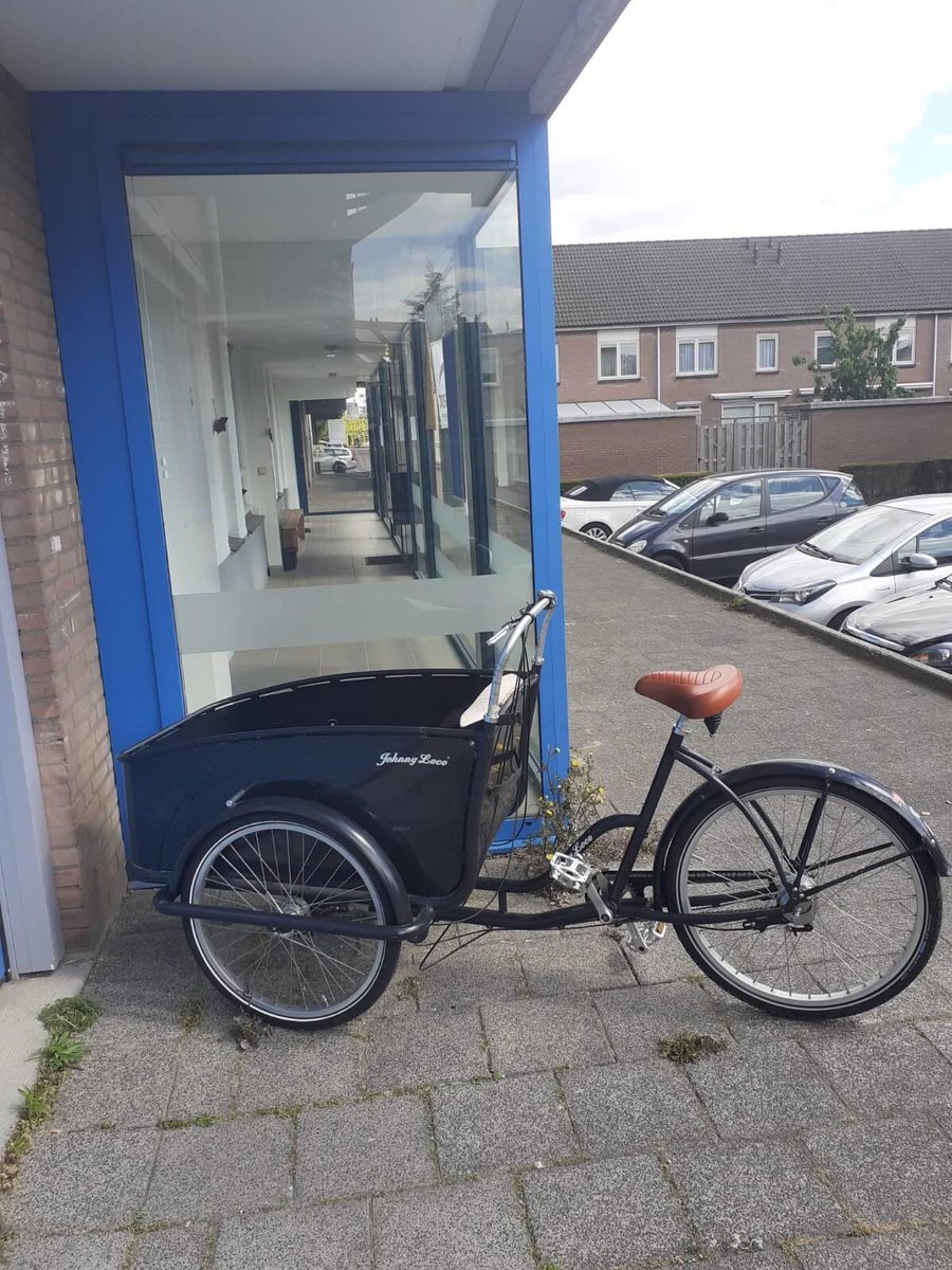 karimdekool's tweet photo. WAAR IS DE BAKFIETS? We waren zo trots op ons buurtbakkie - de bakfiets waarmee we de wijk ingaan om op locatie een praatje te maken! Helaas kwamen wij er achter dat iemand de bakfiets, die op slot stond in de garage bij wijkgebouw De Eendracht heeft "geleend" #buurtwerkdordrecht https://t.co/a4Ctes7AGn