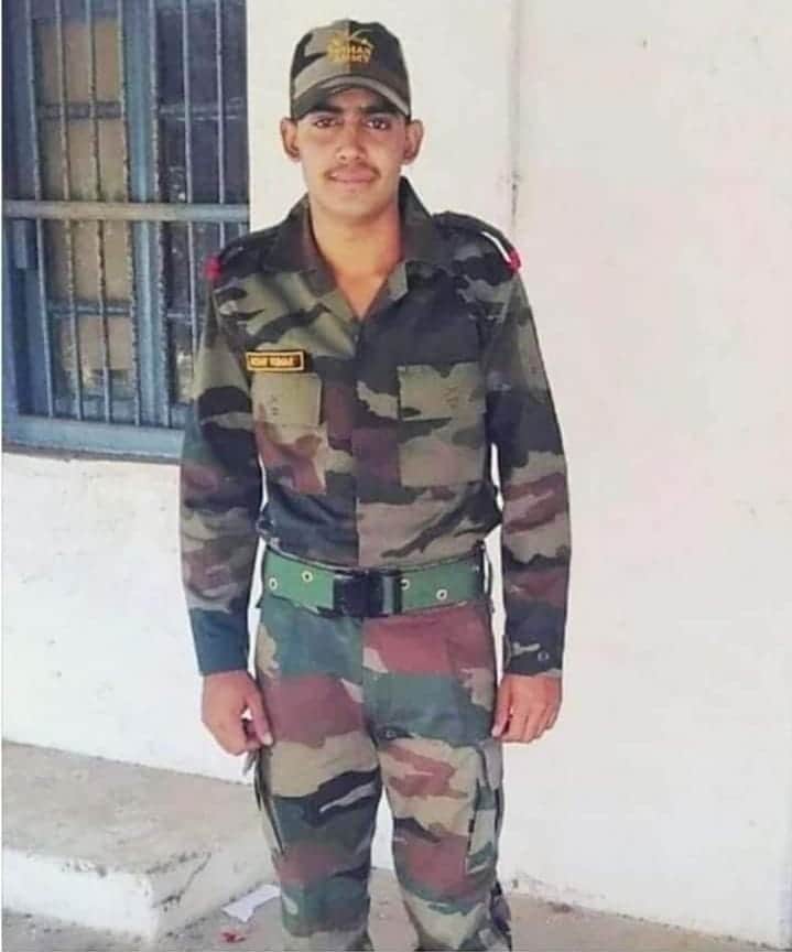 BarwalMithlesh's tweet photo. जम्मू-कश्मीर के गुलमर्ग में मां भारती की रक्षा करते हुए शहीद हुए हरियाणा के बहादुर लाल अक्षय कादयान की शहादत पर मेरी अश्रुपूर्ण श्रद्धांजलि। https://t.co/i8Kqy7SYRM