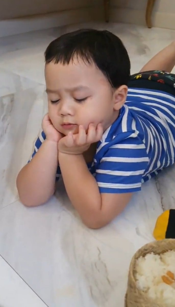 PlobJai's tweet photo. คุณพายุค้าบบบบบ นอนดูโทรศัพท์ จกข้าวเหนียว ทำไมสบายจังค้าบลูก5555555555555555 น่ารักมะไหวแน้วอ้วงงงงงงงง อยากบีบแก้มมมจังเยยยย https://t.co/nJ3qnVSKqJ