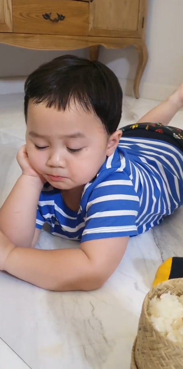 PlobJai's tweet photo. คุณพายุค้าบบบบบ นอนดูโทรศัพท์ จกข้าวเหนียว ทำไมสบายจังค้าบลูก5555555555555555 น่ารักมะไหวแน้วอ้วงงงงงงงง อยากบีบแก้มมมจังเยยยย https://t.co/nJ3qnVSKqJ