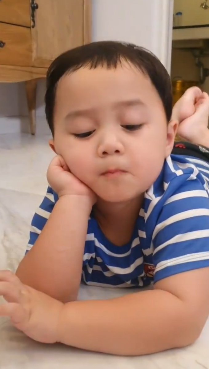 PlobJai's tweet photo. คุณพายุค้าบบบบบ นอนดูโทรศัพท์ จกข้าวเหนียว ทำไมสบายจังค้าบลูก5555555555555555 น่ารักมะไหวแน้วอ้วงงงงงงงง อยากบีบแก้มมมจังเยยยย https://t.co/nJ3qnVSKqJ