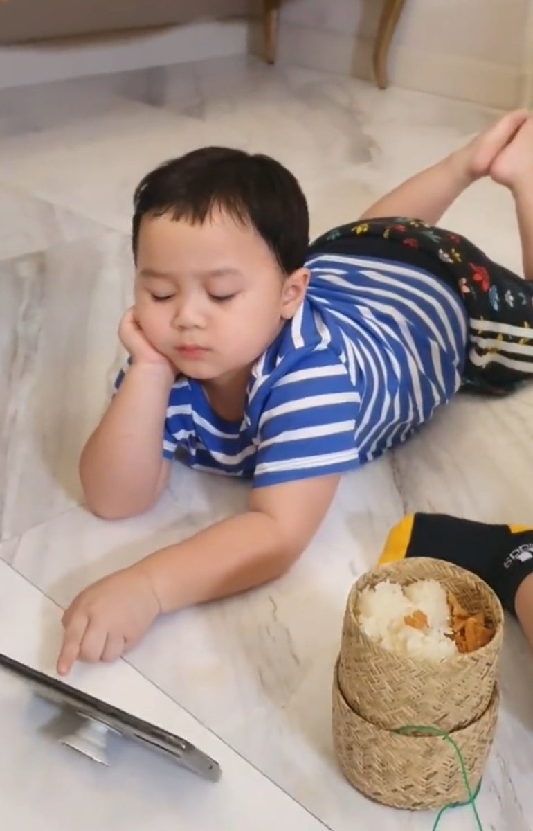 PlobJai's tweet photo. คุณพายุค้าบบบบบ นอนดูโทรศัพท์ จกข้าวเหนียว ทำไมสบายจังค้าบลูก5555555555555555 น่ารักมะไหวแน้วอ้วงงงงงงงง อยากบีบแก้มมมจังเยยยย https://t.co/nJ3qnVSKqJ