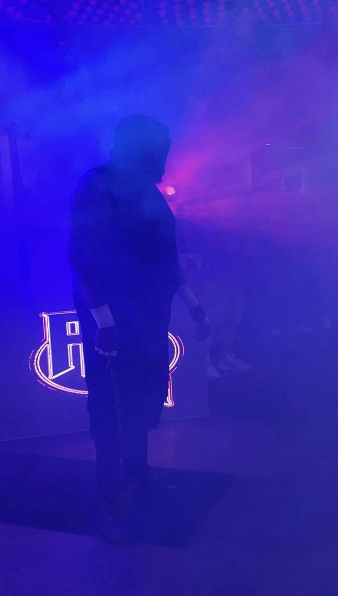 TBHDJackson's tweet photo. This old school Undertaker type lighting effects #PopUpGermanEveryone https://t.co/76P7m6Y69C