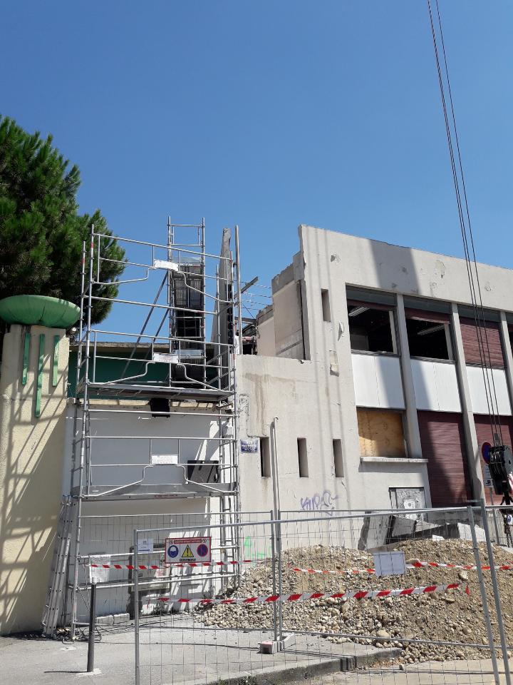 Opération de grutage dans le cadre de la démolition d'un bâtiment en R+1 situé au 259 rue Mérieux à Lyon 7. Chantier réalisé pour le compte de #QuartusTertiaire
#STALTP #demolition