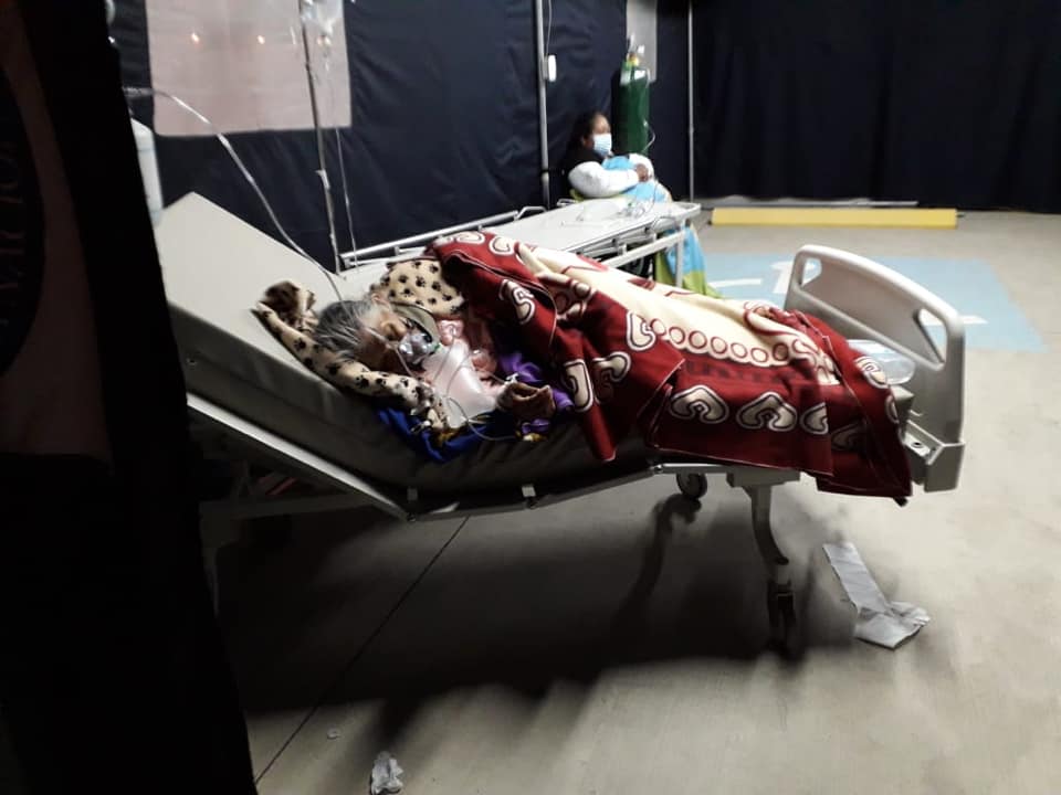 Ensartes's tweet photo. Este es el escenario actual de contagios por COVID-19 en Ayacucho. Personal de salud atiende así a los adultos mayores. Fiscalía tuvo que intervenir para verificar condiciones en que se atiende en el Hospital Regional de #Ayacucho. https://t.co/UBMM06jpWm