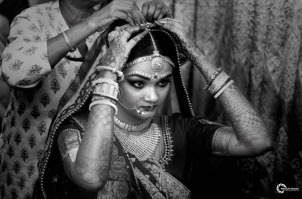 SanyalJit's tweet photo. Making sure that my hair doesn't get ruined while my hair styler is putting on the veil to complete my bridal look!
@subhajit_sanyal_photography

For bookings and queries you can call / text / whatsapp us on +91 8240464085
•
•
Shot For : @charcoal_and_vermillion
#subhajit_sa… https://t.co/1QRPeb9k87