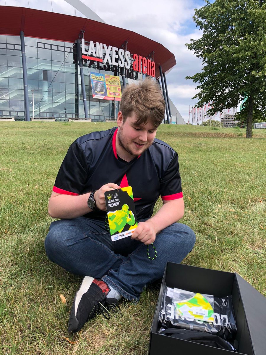 ESLShop's tweet image. Today we suprised two ESL One Cologne Ambassadors with our ESL One Cologne Experience Boxes.

Get your at shop.eslgaming.com - 20% Early Bird discount ends on Wednesday!