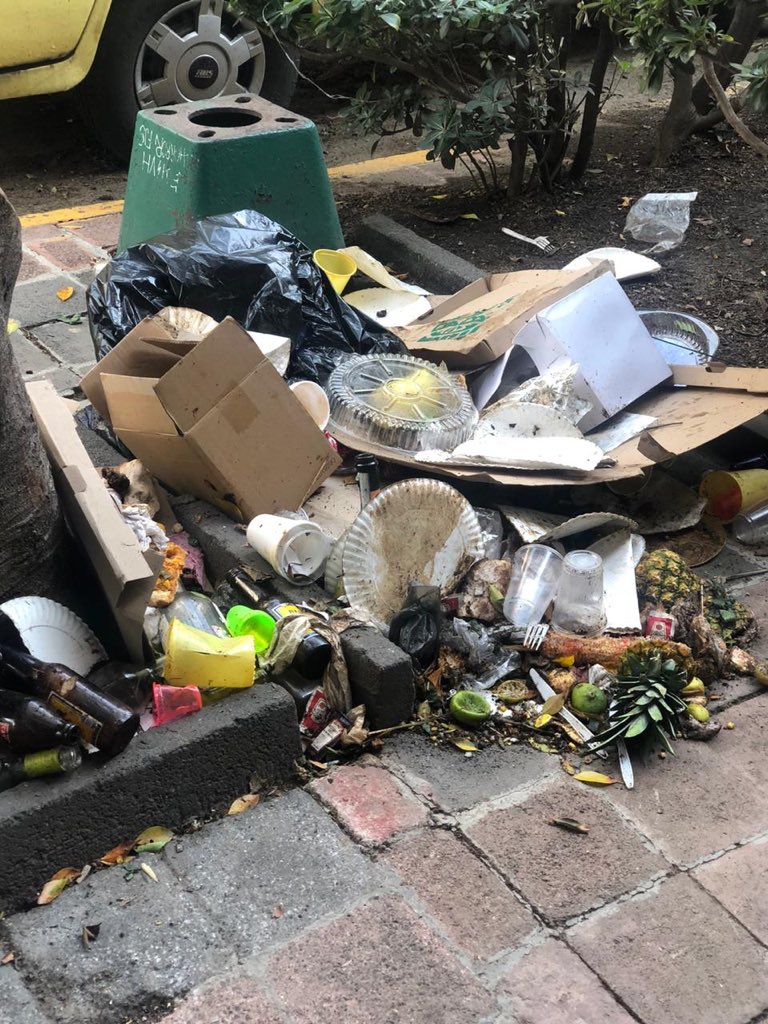 LaColoniaJuarez's tweet photo. Solicitamos apoyo a las autoridades de @AlcCuauhtemocMx @DTJSR_AlcCuau. Exigimos sanción a empresa #Noox, que administra el inmueble de Versalles #94 #ColoniaJuarez. Además de permitir fiesta en plena contingencia violando medidas sanitarias, dejaron su #BASURA en vía pública. https://t.co/by0nrHZg5p