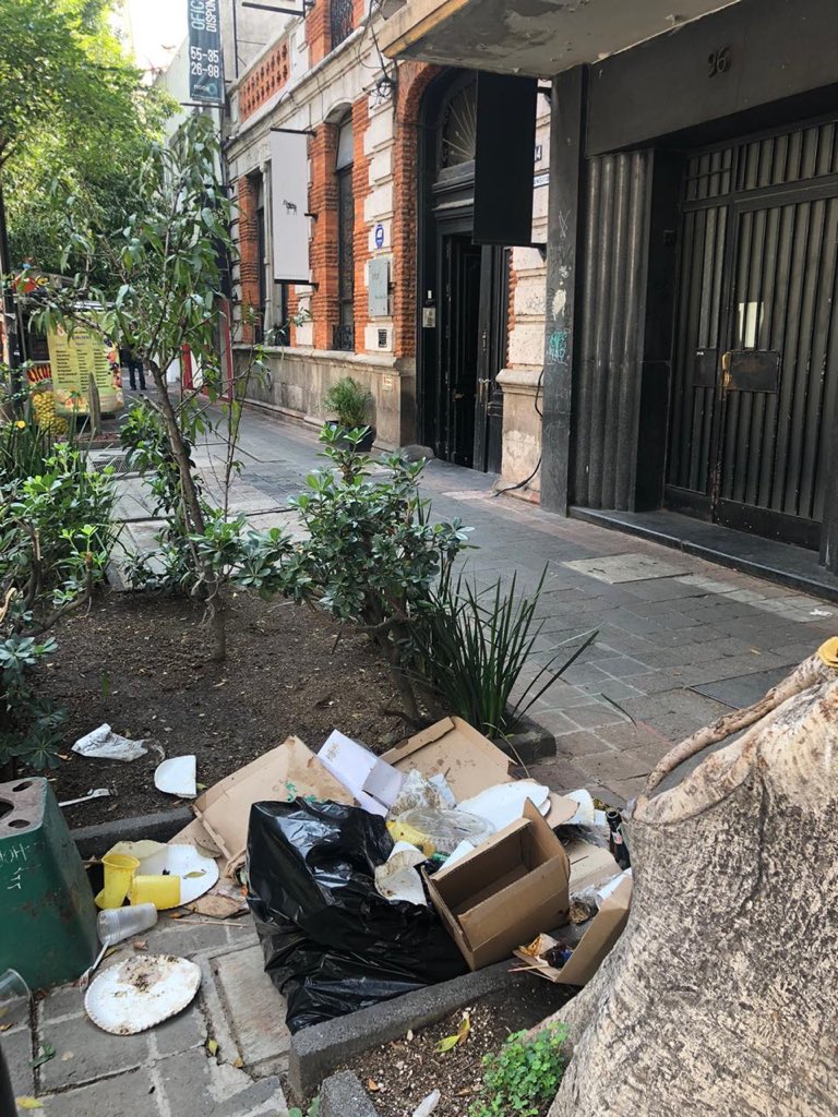 LaColoniaJuarez's tweet photo. Solicitamos apoyo a las autoridades de @AlcCuauhtemocMx @DTJSR_AlcCuau. Exigimos sanción a empresa #Noox, que administra el inmueble de Versalles #94 #ColoniaJuarez. Además de permitir fiesta en plena contingencia violando medidas sanitarias, dejaron su #BASURA en vía pública. https://t.co/by0nrHZg5p