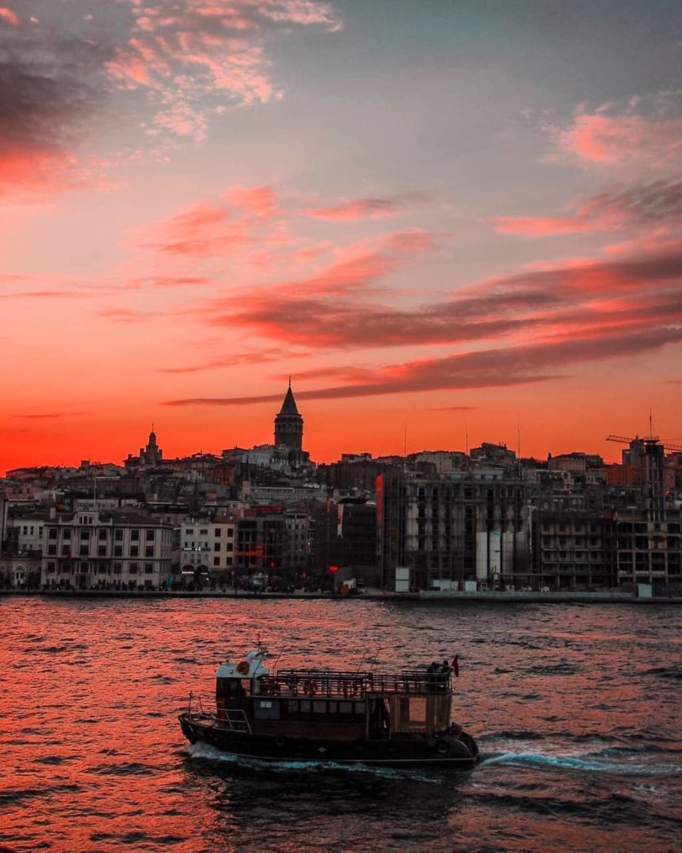 AnotherMehmet's tweet photo. Ateşe dokunanın elleri yanarmış, Oda ne ki.... İnsana dokunanın yüreği yanıyor... Mutlu Huzurlu Akşamlar
 #iyiaksamlar #mutluakşamlar #pazartesi  #temmuz #GünAkşamda #HayırlıAkşamlar https://t.co/zi6iUBI05C