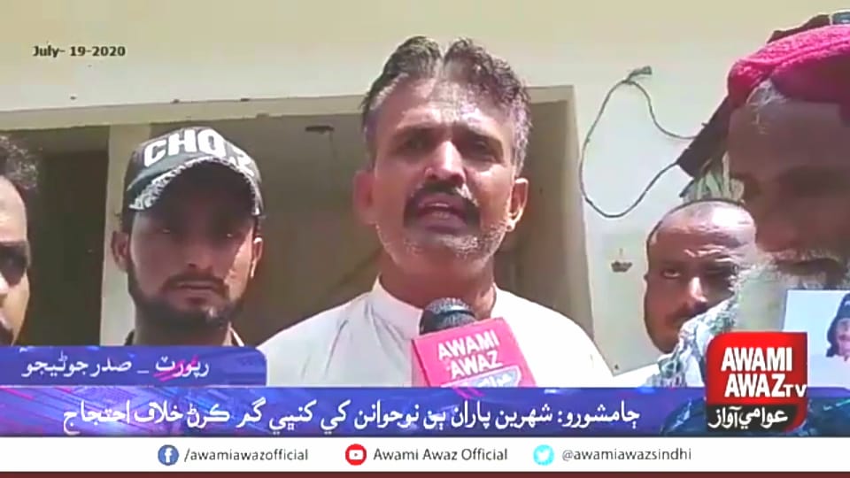 HurPakistani's tweet image. جامشورو سے دو نوجوان گم,پاکستان مسلم لیگ فنکشنل ضلع جامشورو کے جنرل سيکريٹری فقيرحق نوازبرهمانی اور فنانس سيکريٹری ميرمرتضا نائچ  نے بازیابی کے لئے مظاہرہ کیااور کہاکہ نوجوانوں کاتعلق مسلم لیگ فنکشنل سے ہے اورمزدور طبقے سے تعلق رکھتے ہیں انہیں جلدبازیاب کرایاجائے