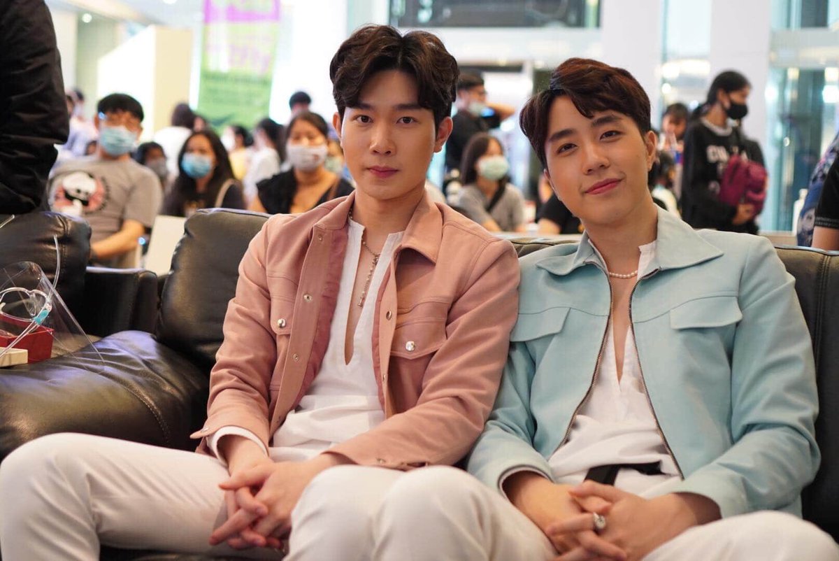 BestYim2's tweet photo. เอ๊ะ!!! พี่น้องคู่นี้ยังไง สลับเสื้อกันเหรอ??? ตอนแรกพี่เบสใส่สีฟ้า ทำไมตอนกลับใส่สีชมพู!!! ยังไงน้าาา 🤔🤔🤔 

ขออนุญาตเจ้าของภาพด้วยค่า 🙏🏻
#BestYimXPairaupraupring
#mynameis_yim
#bestvittawin https://t.co/nCfXOrGC5q