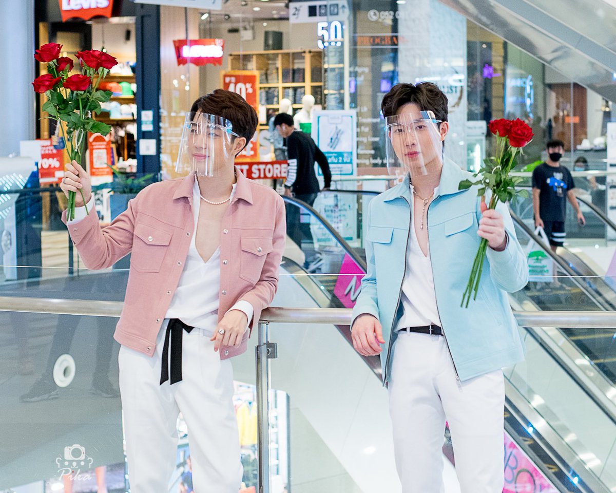 BestYim2's tweet photo. เอ๊ะ!!! พี่น้องคู่นี้ยังไง สลับเสื้อกันเหรอ??? ตอนแรกพี่เบสใส่สีฟ้า ทำไมตอนกลับใส่สีชมพู!!! ยังไงน้าาา 🤔🤔🤔 

ขออนุญาตเจ้าของภาพด้วยค่า 🙏🏻
#BestYimXPairaupraupring
#mynameis_yim
#bestvittawin https://t.co/nCfXOrGC5q