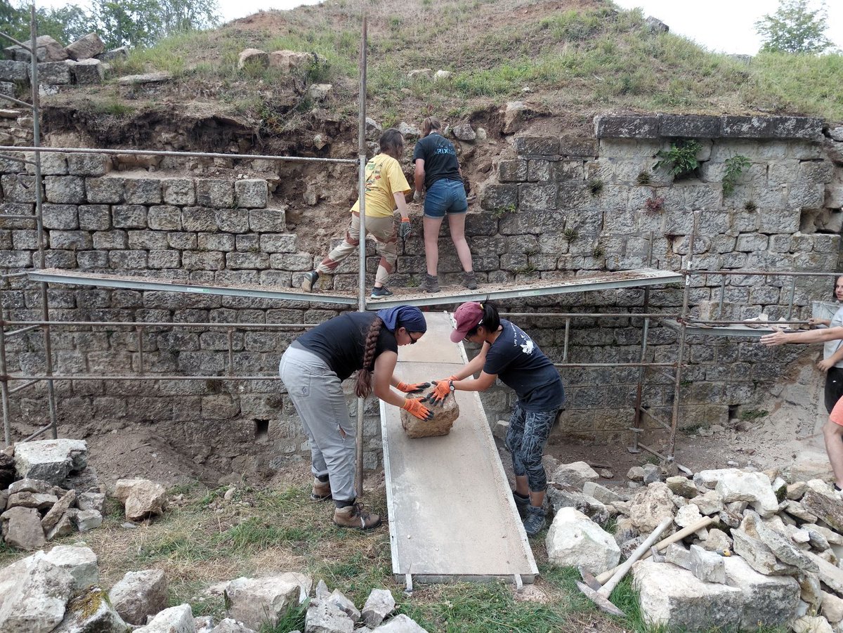 SCIFrance's tweet photo. Depuis le 12 juillet, 6 nationalités œuvrent ensemble à la rénovation du Fort de Jouy dans le Grand Est. Pendant 15 jours les volontaires du SCI vont participer à la rénovation de ce lieu magique. ✨
#sci #servicecivilinternational #chantier #work4peace #patrimoine #international https://t.co/jw0uNnORTu