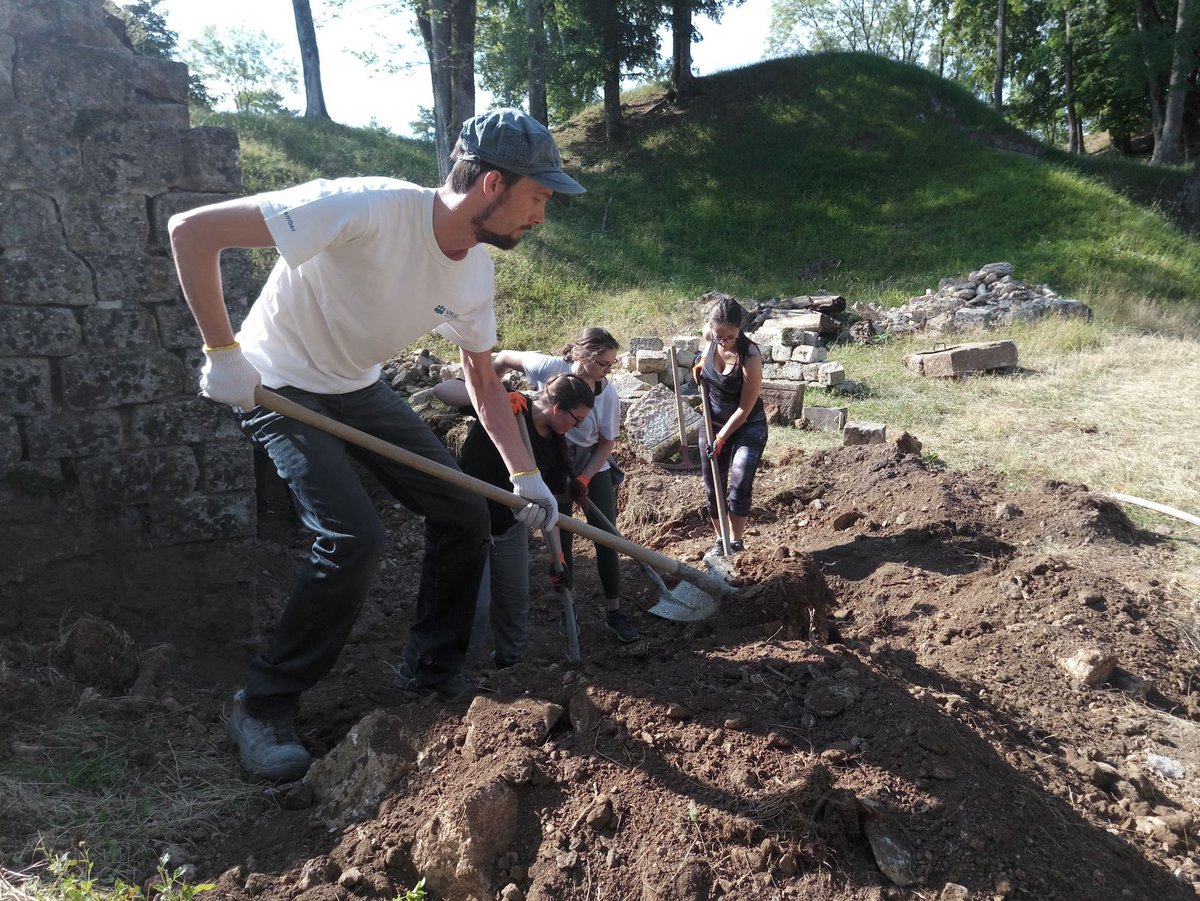 SCIFrance's tweet photo. Depuis le 12 juillet, 6 nationalités œuvrent ensemble à la rénovation du Fort de Jouy dans le Grand Est. Pendant 15 jours les volontaires du SCI vont participer à la rénovation de ce lieu magique. ✨
#sci #servicecivilinternational #chantier #work4peace #patrimoine #international https://t.co/jw0uNnORTu