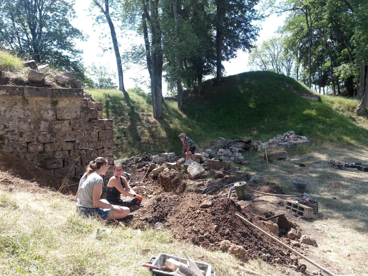 SCIFrance's tweet photo. Depuis le 12 juillet, 6 nationalités œuvrent ensemble à la rénovation du Fort de Jouy dans le Grand Est. Pendant 15 jours les volontaires du SCI vont participer à la rénovation de ce lieu magique. ✨
#sci #servicecivilinternational #chantier #work4peace #patrimoine #international https://t.co/jw0uNnORTu