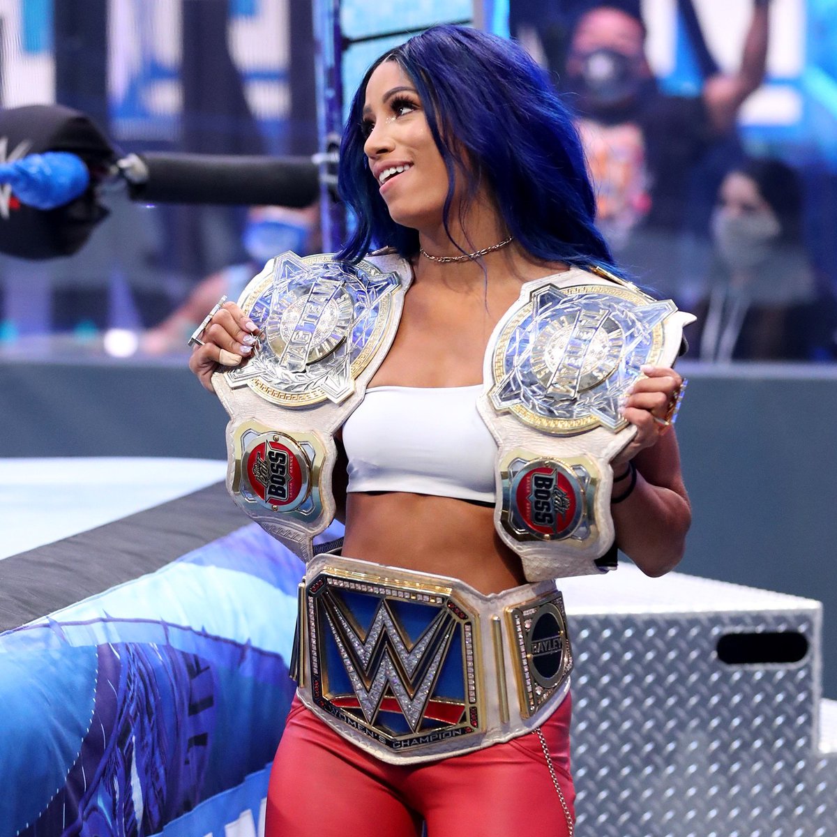 thepeachy16's tweet photo. #RoleModelsMonday Golden Role Models & incredible duo @itsBayleyWWE @SashaBanksWWE https://t.co/UhB5nCjYtR