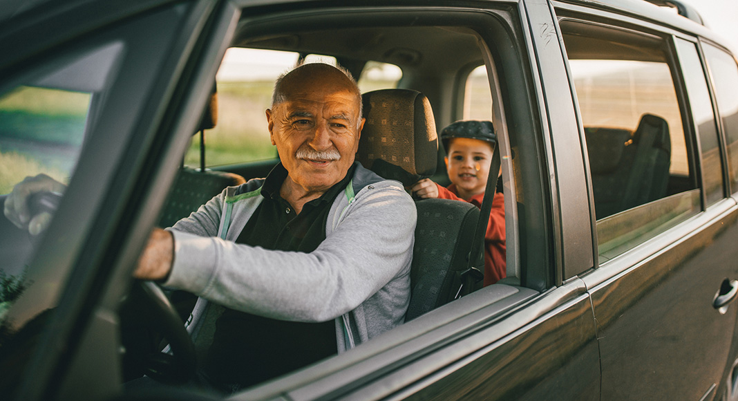 пожилые люди в авто. пожилой мужчина за рулем. старик за рулем. дедушку вожу. дедушку вожу.
