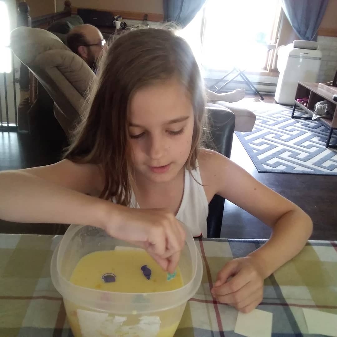 SickSpaceHair's tweet photo. So @KlownyJ picked up some #jelloplay edible sand for the niece and him to play with I think she had fun. https://t.co/9x3bsrgRok