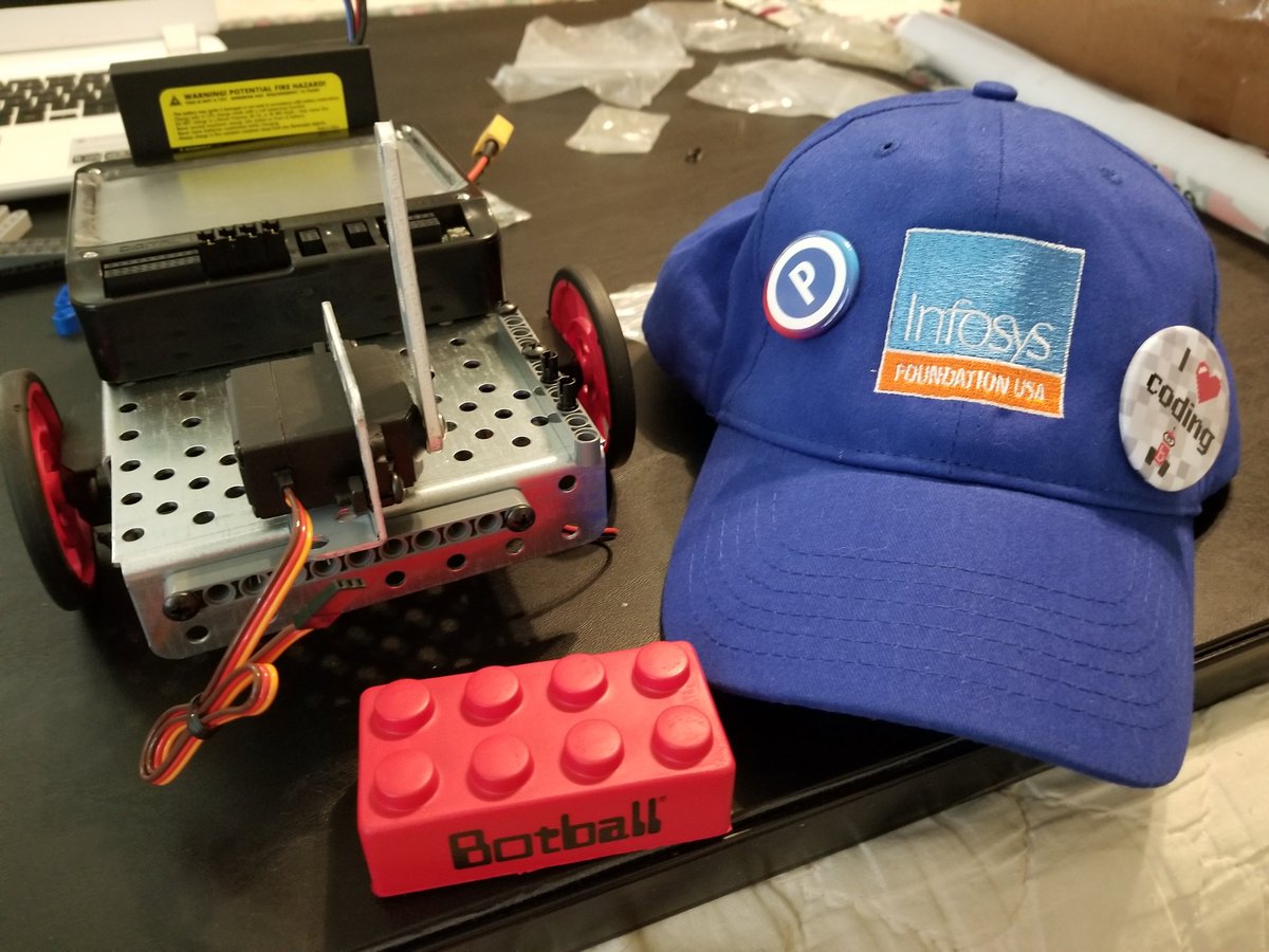 jenndmeyers12's tweet photo. Day 1 Morning- Building a bot! #infypathfinders #Infyfoundation #botballrobotics @BotballRobotics @JuniorBotball @DonorsChoose https://t.co/OWAhfnUSIX