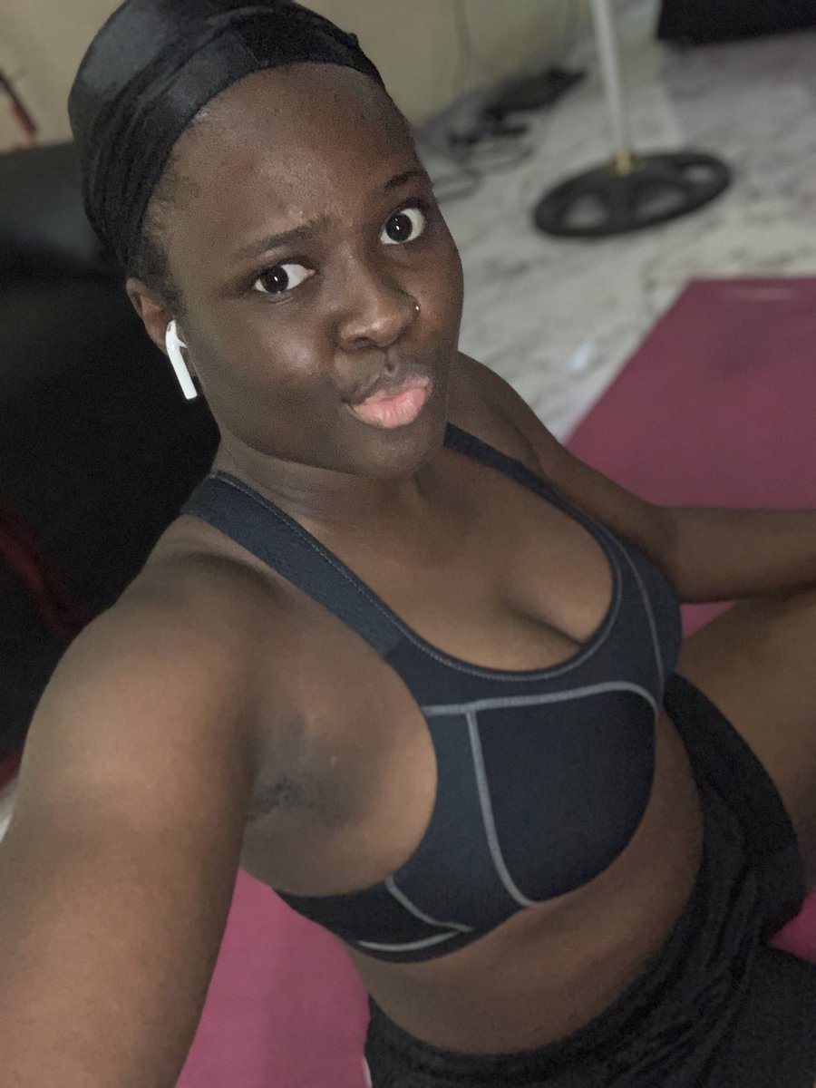 Shantellesse's tweet photo. 85 Calories down  VS    145 Calories 

#kukukeeme 😂😂😢😢😭😭😭😭
#teamshantell https://t.co/rR3NrxRS45