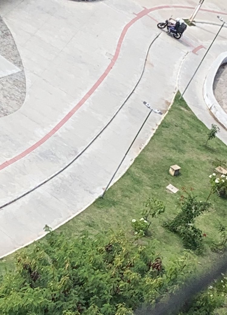 CletoCarneiro's tweet photo. Reitero ao eminente prefeito @ruipalmeira e @smtt_maceio o pedido de fiscalização do corredor Vera Arruda. Como dito no twit anterior, o espaço virou território livre para motos, colocando em risco todos os pedestres, principalmente as CRIANÇAS! https://t.co/BGOGFwO1x5