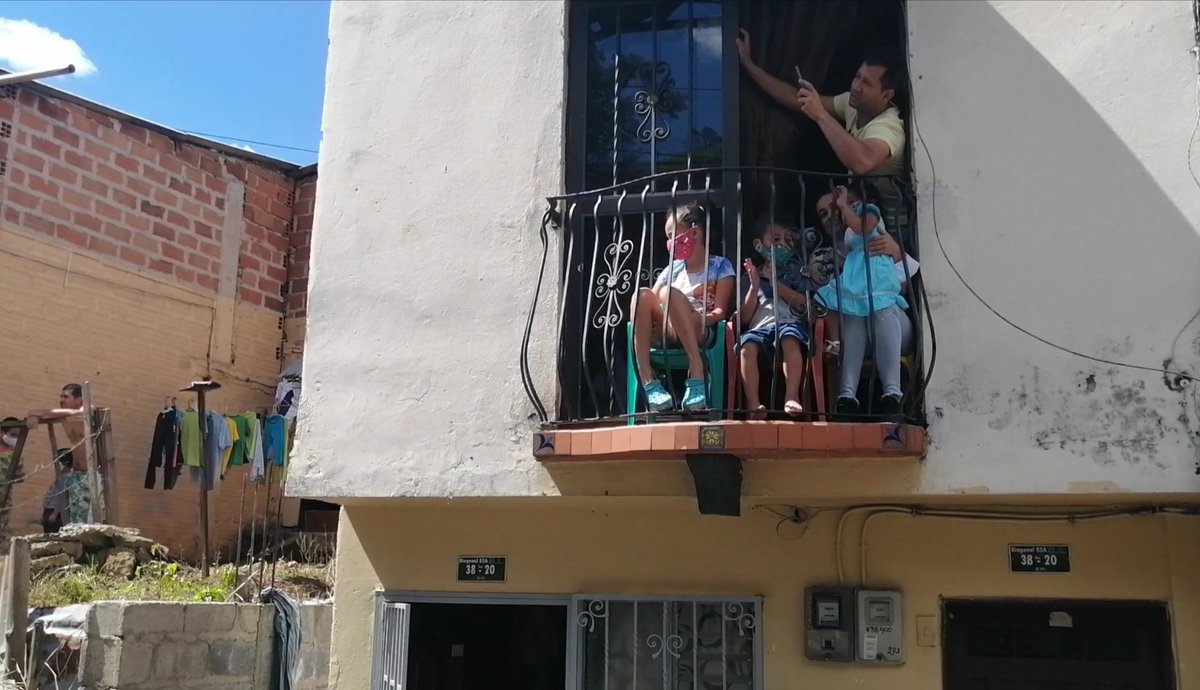 camilaramirezci's tweet photo. El show de los super héroes INDER y el evento Recreo Bingo, llevan alegria el Corregimiento San Antonio De Prado 🦸🦸‍♀️🌄🌈💚🃏
#RecreandosRecorreMedellín
#ElINDERSeSiente
#QuedateEnCasa
@INDERMEDELLIN
@JaimeVillayepe3
@DianaToroZ
@ConyGomez07
@franciamolina_ https://t.co/QAze4qUb8B