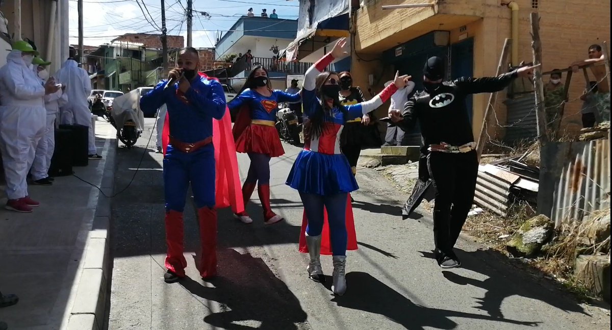 camilaramirezci's tweet photo. El show de los super héroes INDER y el evento Recreo Bingo, llevan alegria el Corregimiento San Antonio De Prado 🦸🦸‍♀️🌄🌈💚🃏
#RecreandosRecorreMedellín
#ElINDERSeSiente
#QuedateEnCasa
@INDERMEDELLIN
@JaimeVillayepe3
@DianaToroZ
@ConyGomez07
@franciamolina_ https://t.co/QAze4qUb8B